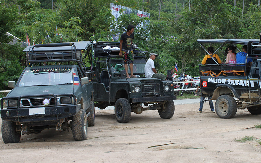 Jeeps auf dem Parkplatz bei den Na-Muang-Wasserfällen auf Koh Samui