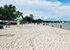 Chaweng Yai Beach mit weißem Sand, Sonnenschirmen und Menschen