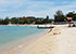 Choeng Mon Beach mit hellem Sand, Longtailboot und Sonnenschirmen