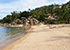 Coral Cove Beach mit Felsen, Palmen und Menschen am Strand