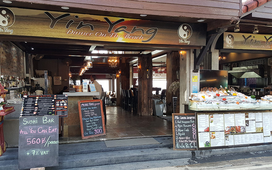 Eingangsbereich eines Fischrestaurants mit Auslage und Menü-Tafeln