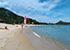 Lamai Beach mit Menschen, Segelboot und Jetski