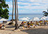 Natien Beach mit Sonnenliegen, Sonnenschirmen und Menschen