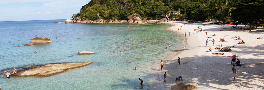 Silver Beach mit türkisfarbenem Wasser und abgerundeten Felsen
