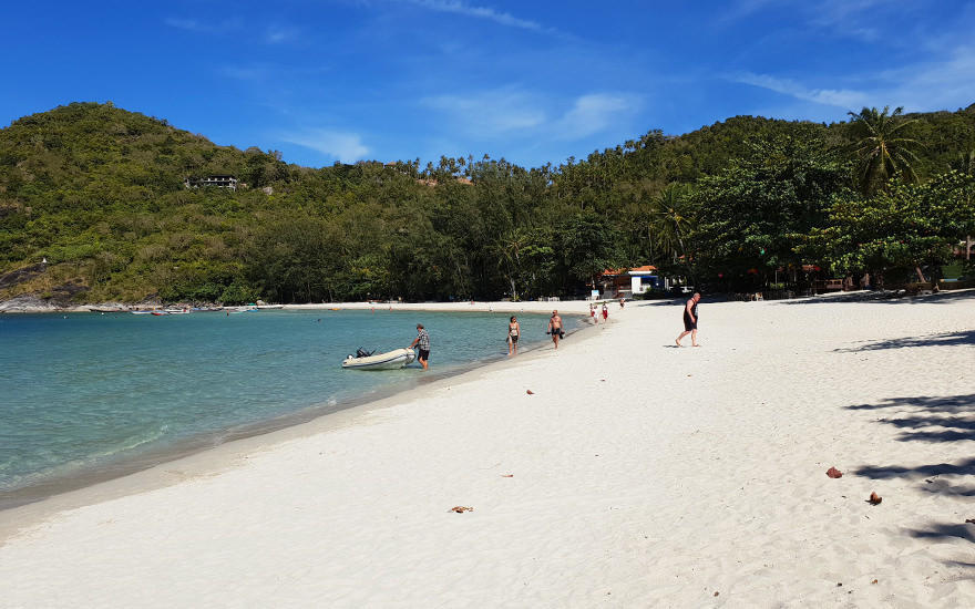 Thong Nai Pan Yai Beach auf Koh Phangan mit weißem Sand und türkisfarbenem Meer