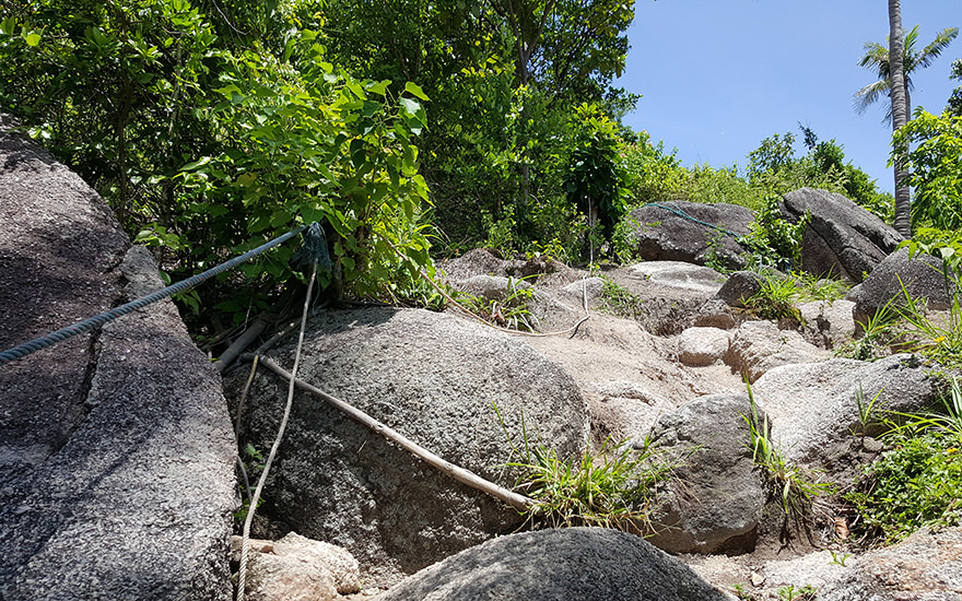 Felsen und Seil zum Festhalten auf dem Weg zum John-Suwan-Viewpoint