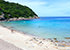 Ao Leuk auf Koh Tao mit hellem Sand, türkisfarbenem, blauem Meer und bewaldeter Klippe