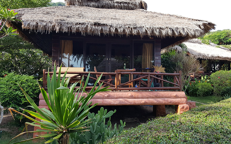 Typisches Thai-Style-Holzbungalow mit Terrasse und Palmendach am Sairee Beach