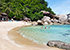 Jansom Bay auf Koh Tao – kleine Felsenbucht mit glasklarem, türkisfarbenem Wasser und Badenden