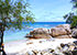 June Juea Bay auf Koh Tao mit kleinem Sandstrand, abgerundeten Felsen, Bäumen und türkisfarbenem, blauem Meer