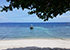 Sai Daeng Beach auf Koh Tao – Blick vom Strand aufs türkisfarbene, blaue Meer mit ankerndem Boot und Badenden