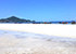 Sairee Beach auf Koh Tao bei Ebbe mit weißer Sandbank, dahinter Longtailboote im flachen Wasser