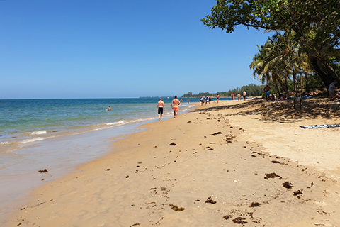 Nang Thong Beach in Khao Lak mit Spaziergängern und türkisblauem Meer