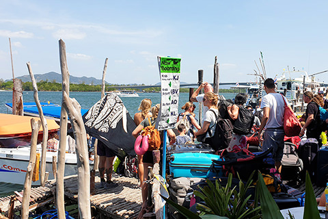 Pier Baan Saladan auf Koh Lanta mit vielen Menschen und Speedbooten