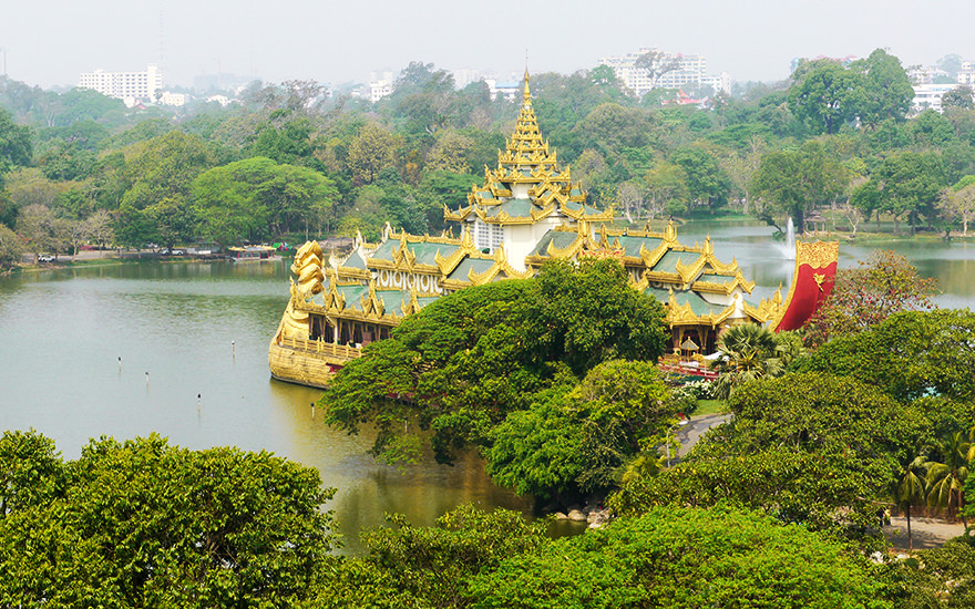 Karaweik Palace, Kandawgyi-See